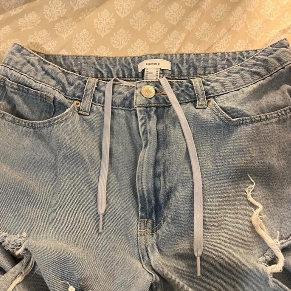 FOREVER 21 SKATER RIPPED JEANS 🖤🛹 - Picture 4 of 4